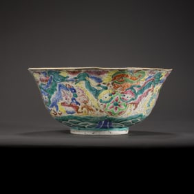 DAOGUANG PERIOD OF THE QING DYNASTY, A FIVE-COLOR BOWL WITH AUSPICIOUS ANIMAL PATTERNS