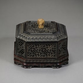 A SQUARE ROSEWOOD BOX WITH A LID, QIANLONG REIGN, QING DYNASTY