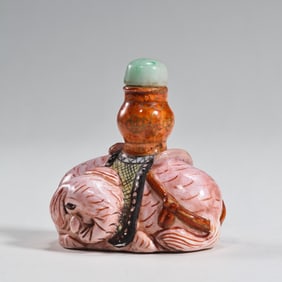 QING DYNASTY. A PORCELAIN SNUFF BOTTLE WITH A RECLINING ELEPHANT