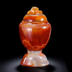 QING DYNASTY. AGATE VASE WITH A LID