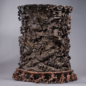 QING DYNASTY. A ROUND AGARWOOD CYLINDER WITH DRAGON PATTERN