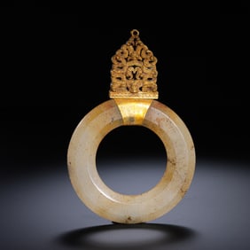 BEFORE THE MING DYNASTY, THE WARRING STATES PERIOD GOLD-PLATED AGATE RING
