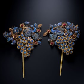 QING DYNASTY A PAIR OF GOLD AND GEM-INLAID PEACOCK HAIRPINS WITH BLUE PEACOCK PATTERN