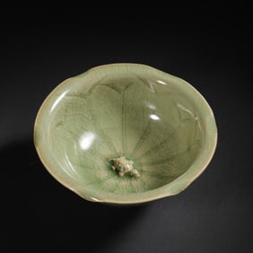 10-13CENTURY, SONG DYNASTY CELADON FLOWER-MOUTHED CUP