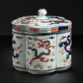 MING WANLI PERIOD, FIVE-COLOR DRAGON-PATTERNED COVERED JAR