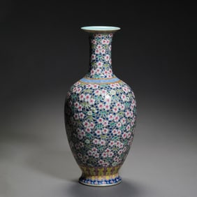 QING DYNASTY JIAQING PERIOD, A LONG-NECKED VASE WITH A FAMILLE ROSE PATTERN AND PLUM BLOSSOMS