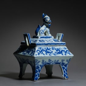 MING WANLI PERIOD, BLUE AND WHITE DRAGON PATTERN DOUBLE-HANDLED AUSPICIOUS BEAST LID CENSER