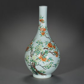 QING DYNASTY, QIANLONG PERIOD, BLUE AND WHITE FLOWER PATTERN LONG-NECKED VASE