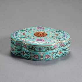 QING DYNASTY, QIANLONG PERIOD. A FAMILLE ROSE BOX WITH A COVER AND FLOWER PATTERN
