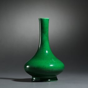 QING DYNASTY. GREEN-GLAZED LONG-NECKED VASE