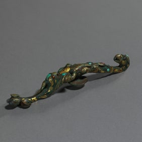 BEFORE THE MING DYNASTY, A BELT HOOK INLAID WITH GOLD, SILVER AND GEMSTONES DURING THE WARRING