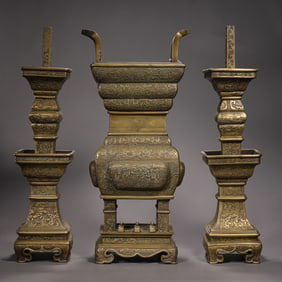 QING DYNASTY. A SET OF THREE GILT-BRONZE OFFERINGS