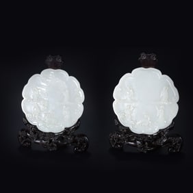 A pair of Chinese Qing Dynasty Hetian white jade screens with ingenious carvings of figures and