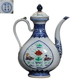 Blue and white five-color mandarin ducks playing in water pattern pot, Xuande period, Ming Dynasty,