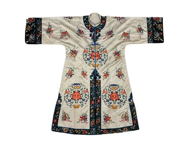 Women's jacket with white satin and floral pattern during the period of China's foreign exchange