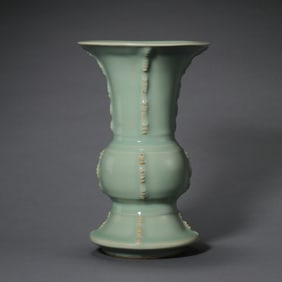 Chinese Southern Song Dynasty Longquan kiln green glaze flower vase