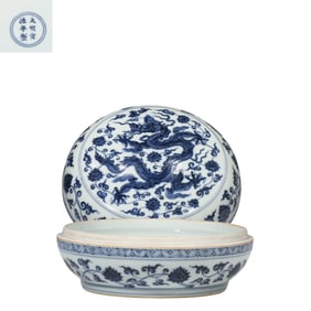 Blue and white dragon-patterned lidded box from the Xuande period of the Ming Dynasty, China