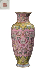 Chinese Qing Dynasty Qianlong period Famille rose flower pattern vase