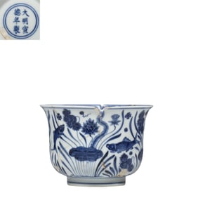 A blue and white cup with fish and algae patterns from the Xuande period of the Ming Dynasty, China