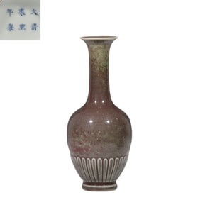 Chinese Qing Dynasty Kangxi period cowpea red glaze long-necked vase