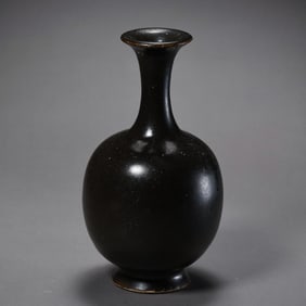 Chinese Tang Dynasty Gongxian kiln black glaze long neck bottle