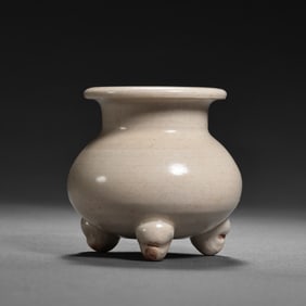 Chinese Tang Dynasty Gongxian Kiln White Porcelain Tripod Stove