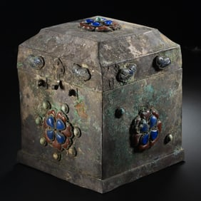 Chinese Tang Dynasty sterling silver square cover with gemstones