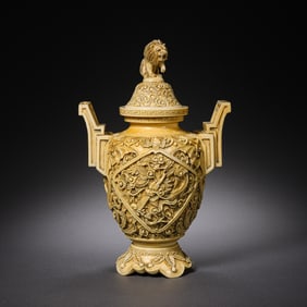 Chinese Qing Dynasty ivory-carved double-handled dragon-patterned covered vase