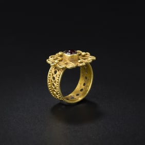 20K Gold Ring from the Roman–Early Medieval Period – Flower Motif with Garnet Gem [Size 9, 9g]