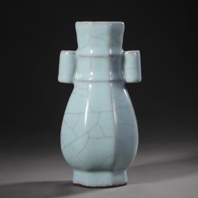 Chinese Southern Song Dynasty Longquan kiln official kiln green glaze pierced ear vase