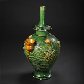 Chinese Tang Dynasty tri-colored painted plastic bottle