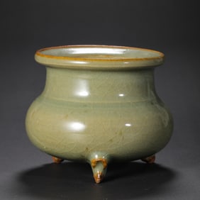 Chinese Southern Song Dynasty Longquan kiln green glaze tripod censer