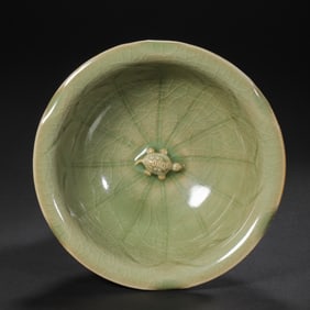Chinese Southern Song Dynasty Longquan kiln green glaze cup with flower mouth and turtle pattern