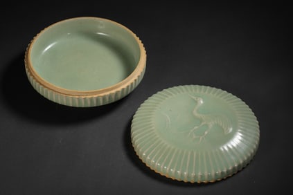 Chinese Southern Song Dynasty Longquan kiln green glaze bird pattern lid box