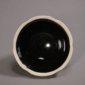 Black-glazed white-bellied round-shaped flower-shaped bowl from the Cizhou kiln of the Northern Song