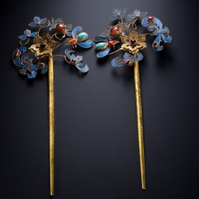 A pair of blue-gold hairpins inlaid with gemstones from the Qing Dynasty, China