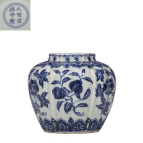 Blue and white floral pattern melon-shaped jar from the Xuande period of the Ming Dynasty, China