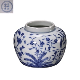 Blue and white flower pattern jar from the Chenghua period of the Ming Dynasty, China