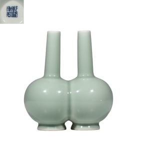 Chinese Qing Dynasty Qianlong period powder green glaze double long neck vase