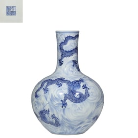 Chinese Qing Dynasty Qianlong period blue and white dragon pattern celestial globe vase