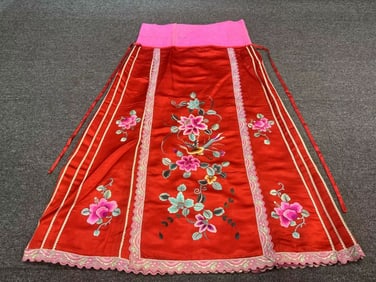 Red satin horse-faced skirt with floral and bird patterns, period of the Republic of China