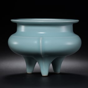 A Chinese Southern Song Dynasty Longquan kiln powder green glaze tripod-shaped furnace