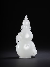 Chinese Qing Dynasty Hetian white jade gourd-covered vase