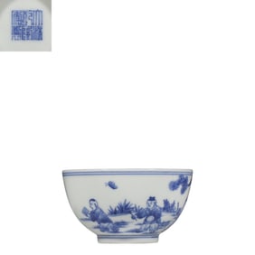 Chinese Qing Dynasty Qianlong period blue and white figure story cup