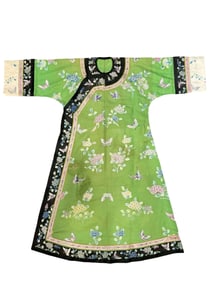 Green satin embroidered butterfly and hydrangea pattern shirt from the Qing Dynasty