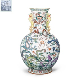 Chinese Qing Dynasty Qianlong period Famille rose dragon pattern double-handled vase
