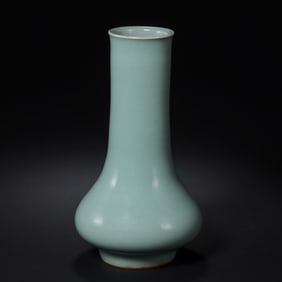 Chinese Southern Song Dynasty Longquan kiln green glaze long-necked vase