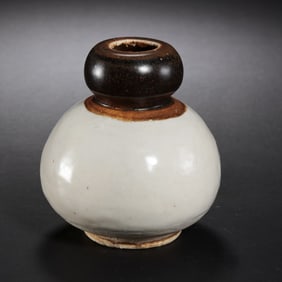 Chinese Tang Dynasty Gongxian kiln black and white glaze gourd bottle