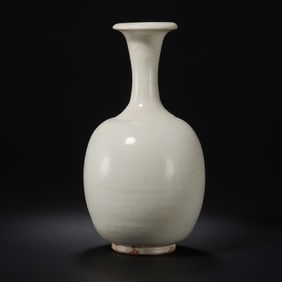 Chinese Tang Dynasty Gongxian kiln white porcelain long-necked vase