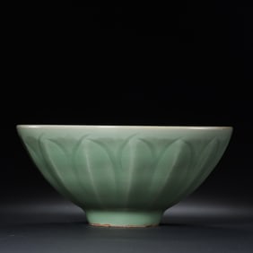 Chinese Southern Song Dynasty Longquan kiln green-glazed lotus-petal bowl